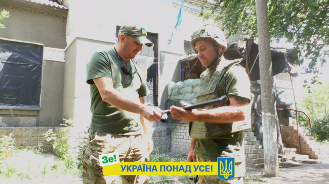 Известный днепровский волонтер Юрий Мысягин по поручению президента Владимира Зеленского передал литовский перископ на передовую