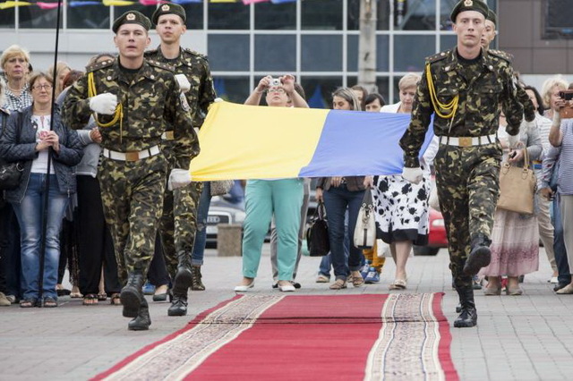 Вручение паспортов и возложение цветов: в Каменском готовятся ко Дню Государственного Флага и 28-й годовщине Независимости