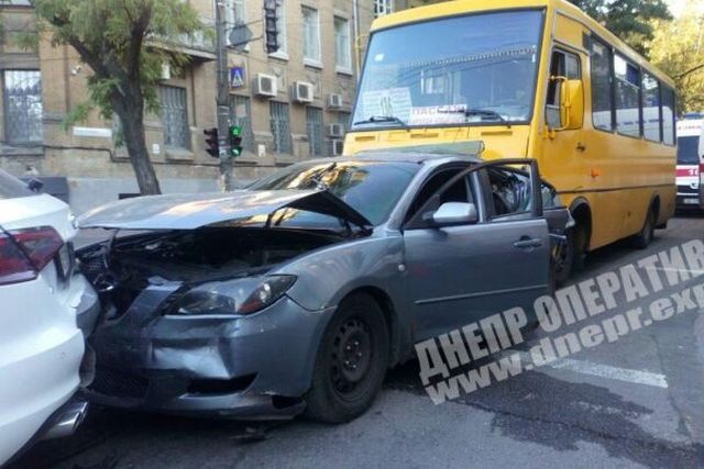 В Днепре на Сечевых Стрельцов произошло тройное ДТП: пострадал ребенок