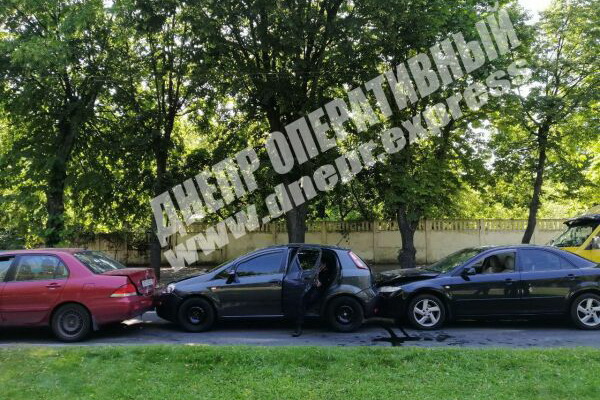 В Днепре на проспекте Гагарина произошло тройное ДТП