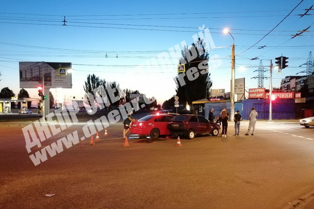 В Днепре на Донецком шоссе столкнулись 3 машины (момент аварии)