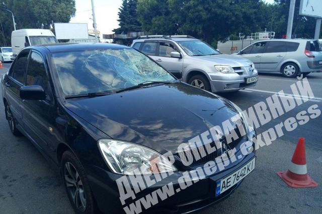 От удара отлетела на несколько метров: в Днепре на Криворожской сбили девушку (видео момента ДТП)