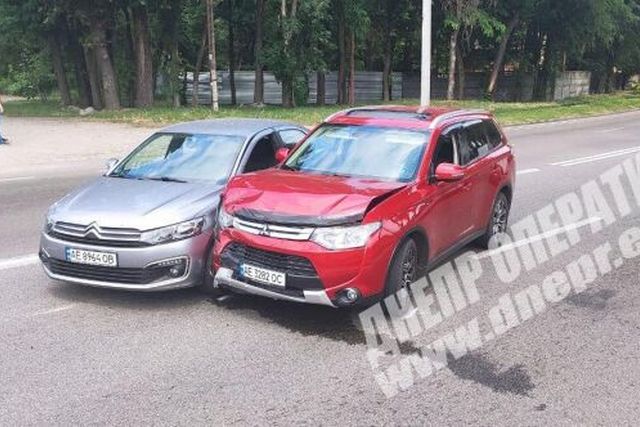 В Днепре на улице Погодина Citroen врезался в Mitsubishi