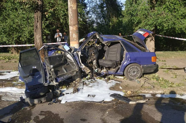 В Кривом Роге автомобиль Audi врезался в столб: водитель погиб на месте