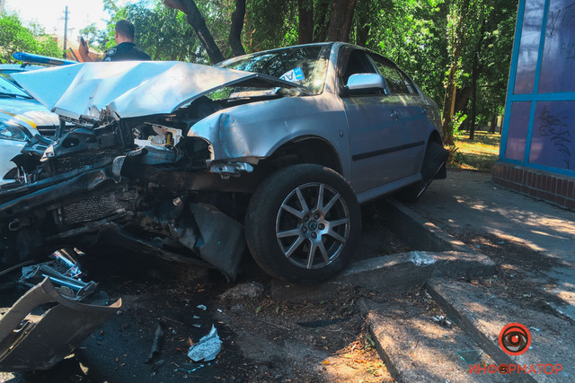 В Днепре на Каруны Skoda влетела в здание