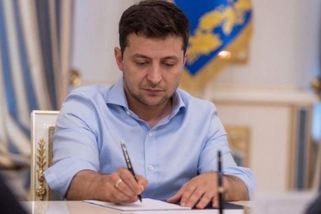 Зеленский подписал закон о привлечении педагогов и интернов к оказанию медпомощи