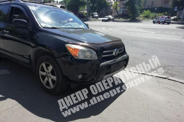 В Днепре на Святослава Хороброго столкнулись два автомобиля Toyota
