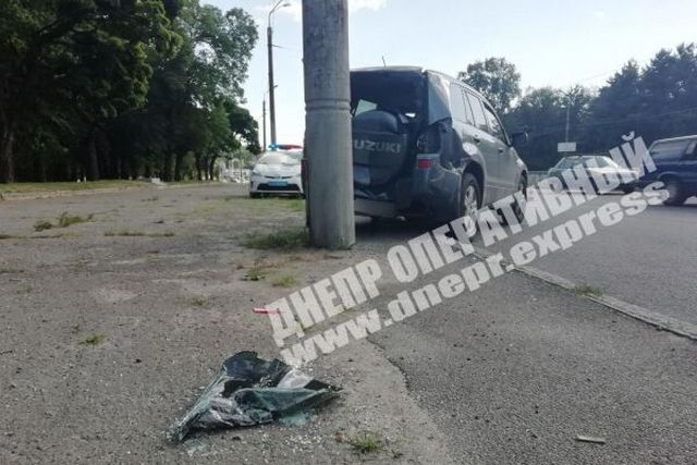 В Днепре на Богдана Хмельницкого Opel столкнулся с Suzuki и влетел в столб