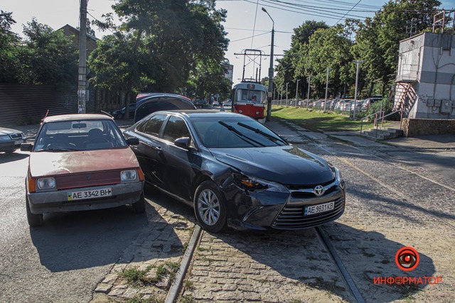 В Днепре на Святослава Храброго Toyota столкнулась с «Таврией» и вылетела на трамвайные пути