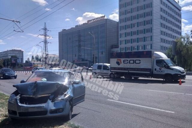 В Днепре на Набережной Заводской произошло тройное ДТП