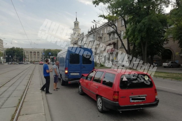 В Днепре на Рабочей Opel Kadett влетел в Mercedes