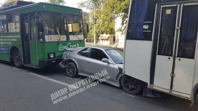 В Днепре на Богдана Хмельницкого произошло тройное ДТП с участием троллейбуса, легкового автомобиля и автобуса