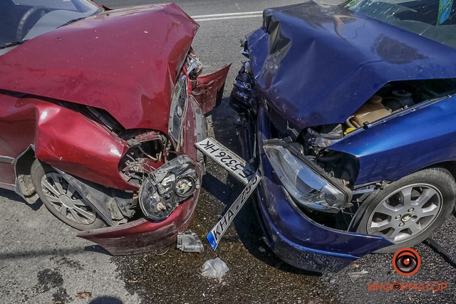 В Днепре на Лисиченко Opel выехал на встречную полосу и влетел в Daewoo