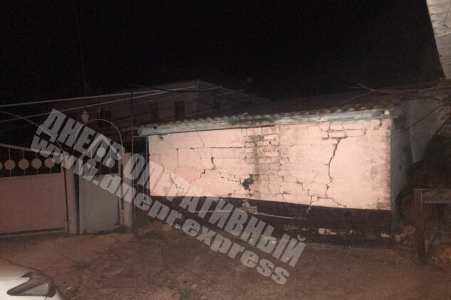 В Днепре на Мостовой ЗАЗ на скорости влетел в гараж