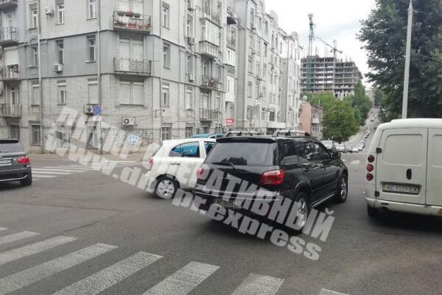 В Днепре на Исполкомовской Nissan врезался в Mitsubishi