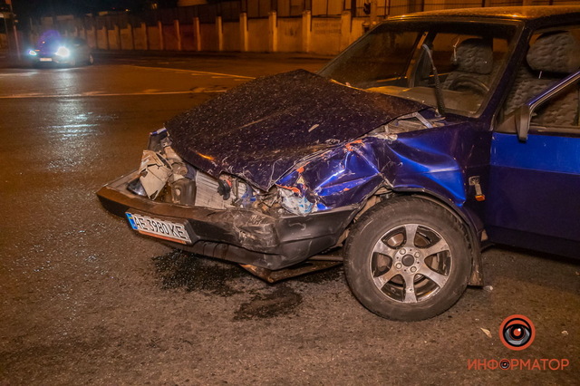 В Днепре на Калиновой столкнулись ВАЗ и Toyota: пострадавшего увезла скорая (момент ДТП)