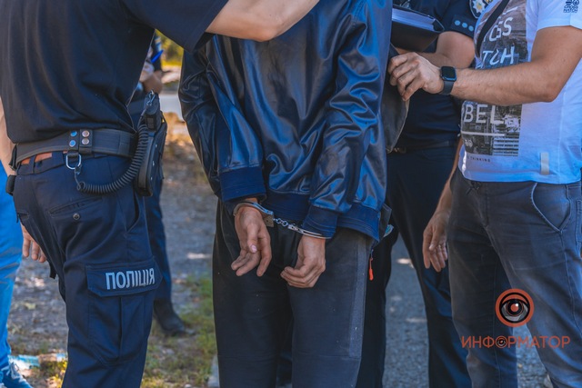 В Днепре возле ДК Ильича мужчина ограбил дворника: нападавшего задержал прохожий