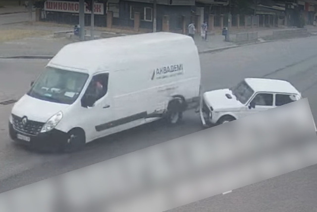 В Днепре на Донецком шоссе Нива врезалась в грузовой микроавтобус: видео момента ДТП