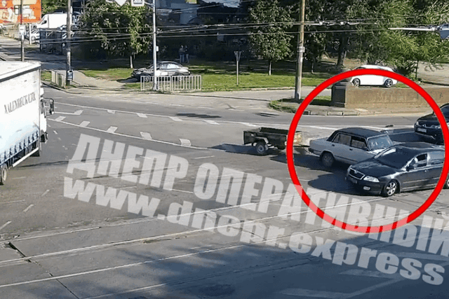 В Днепре на съезде с Амурского моста столкнулись ВАЗ и Skoda: пострадала беременная женщина