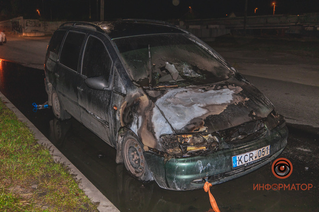 В Днепре на Кайдакском мосту загорелась машина: водитель и пассажир сбежали (видео момента)