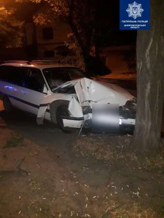 В Днепре на Юрия Савченко девушка за рулем Opel Omega врезалась в дерево: пострадавшую госпитализировали
