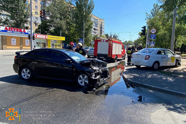 У Дніпрі на проспекті Героїв сталося ДТП за участі Chevrolet та Mitsubishi