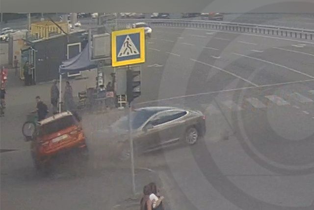 Відео моменту: у Дніпрі на проспекті Героїв Mitsubishi та Tesla зіштовхнулись та вилетіли на тротуар з людьми