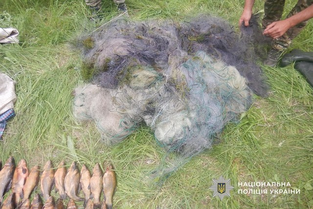 На Днепропетровщине полицейские сообщили о подозрении трем мужчинам за незаконный лов рыбы во время нерестового запрета