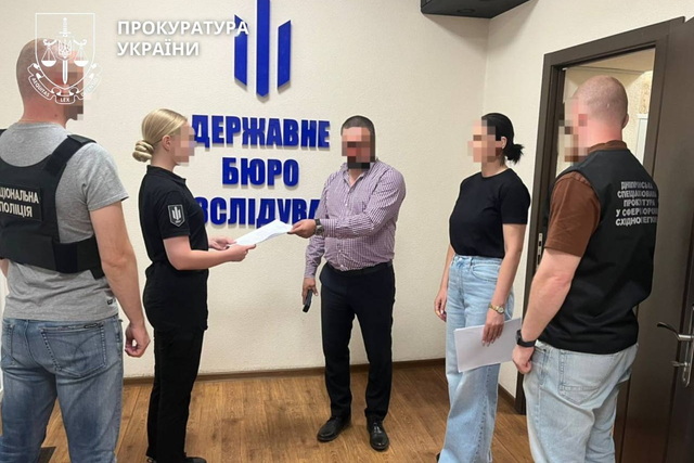 Украинцев оформляли как иностранцев на выдворение: в Днепре подозревают чиновников миграционной службы