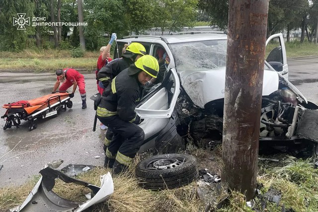 В Днепре водитель Mercedes-Benz Vito наехал на электроопору: спасатели высвободили пострадавшего из поврежденного авто