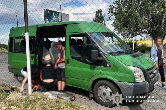 FPV-дрон атакував маршрутку на Нікопольщині: відео перших хвилин із бодікамер поліцейських