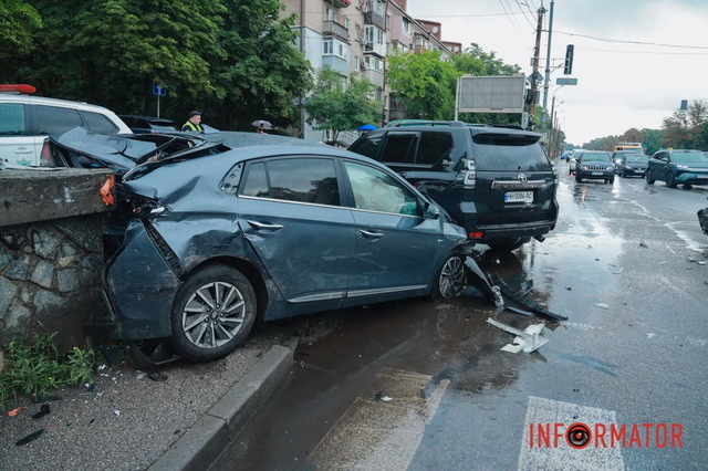 В Днепре на проспекте Богдана Хмельницкого столкнулись Toyota, Peugeot и Hyundai