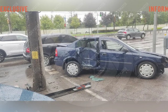 В Днепре на Набережной Победы возле ПриватБанка Opel влетел в столб после столкновения с Mercedes