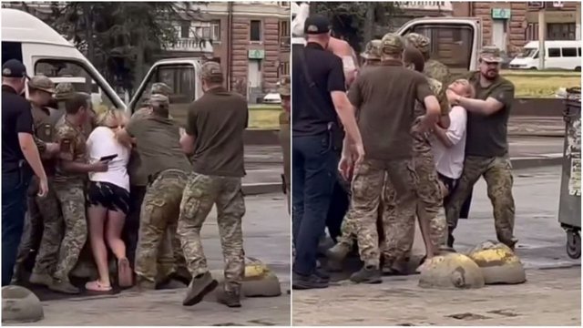 Один із чоловіків у військовій формі душить дівчину, інший — тримає предмет, схожий на пістолет. olega1010/Instagram. Скриншоти з відео Девушку душили, в авто ТЦК бросали камни: детали стычки между военными и горожанами возле железнодорожного вокзала Днепра