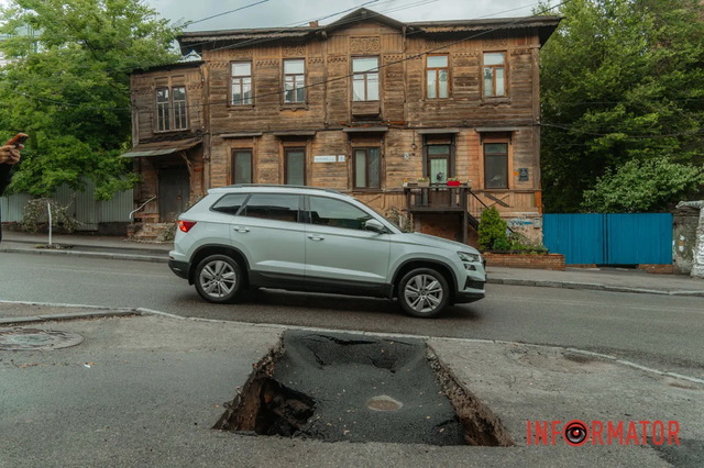 Кусок асфальта «ушел под землю»: в Днепре на Крутогорном спуске образовалась глубокая яма