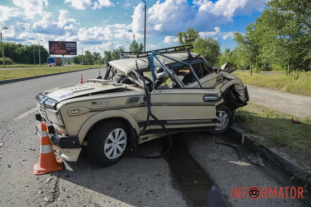 У Дніпрі біля Південного мосту зіткнулись фура DAF та Lada: двоє людей в лікарні