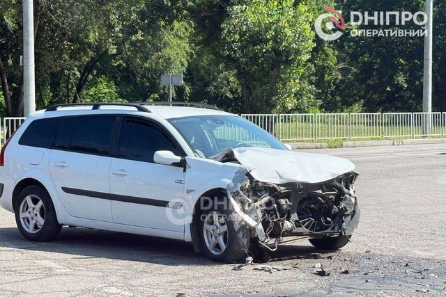 В Днепре на Набережной Заводской столкнулись Renault и Subaru