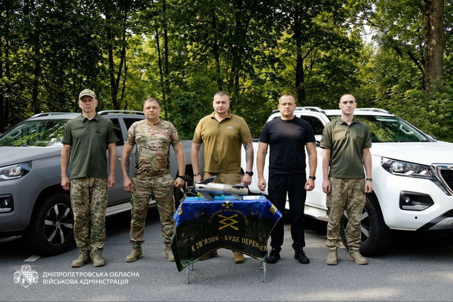 Днепропетровщина предала нашим защитникам два пикапа Peugeot