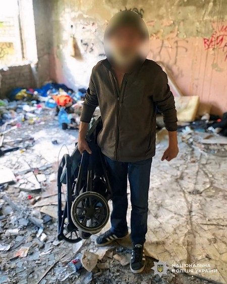 Похитил детскую коляску с кошельком: в Днепре полицейские задержали подозреваемого