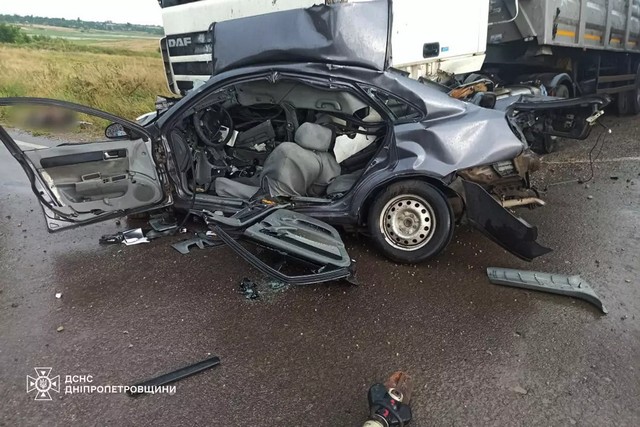 На Днепропетровщине чрезвычайники деблокировали тело водителя из покореженного в результате ДТП автомобиля