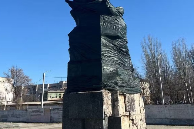 В Днепре планируют демонтировать памятник коммунарам