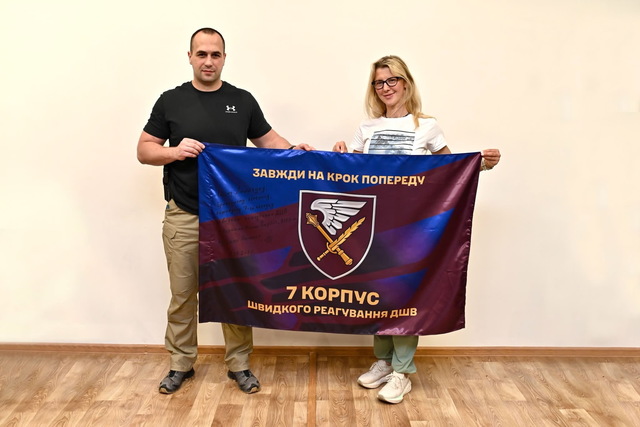 Дніпровська альпіністка підняла прапор 7 корпусу ДШВ на одну з найвищих вершин світу