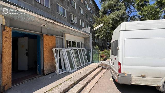 Днепр ликвидирует последствия обстрелов: заменяют 450 кв. м окон в общежитии