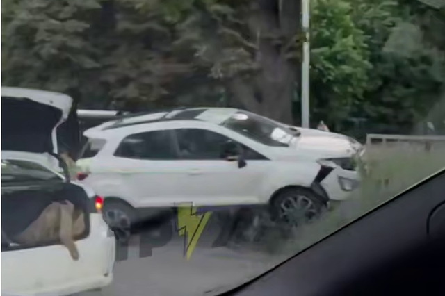 В Днепре на Паникахи Ford снес забор и вылетел на обочину после столкновения с Volkswagen
