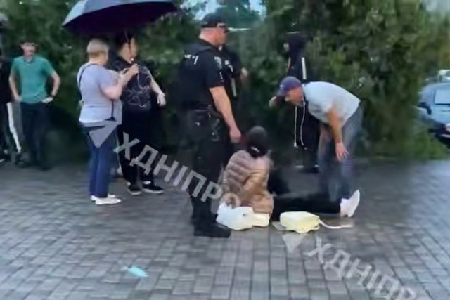 Нападения и преследования: агрессивная соседка держит в страхе жителей двора в Днепре