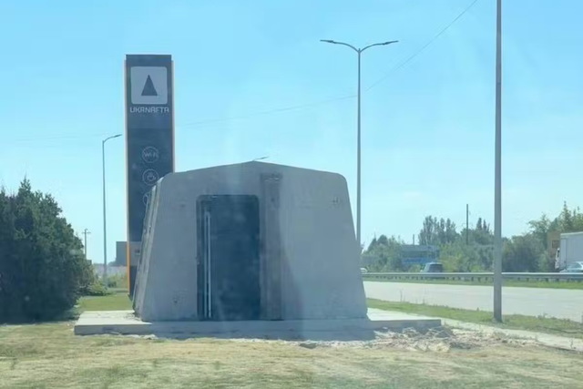 На АЗС Днепра начали строить бетонные укрытия