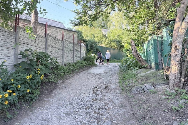 Жители Днепра продолжают самостоятельно ремонтировать разбитые дороги