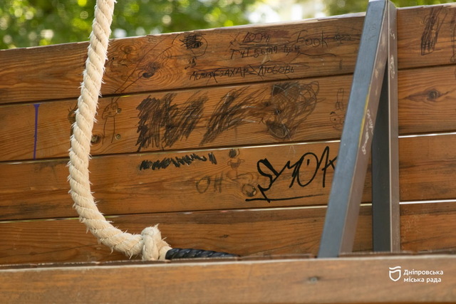 Поврежденные скамейки, граффити и украденные фонари: в Днепре еженедельно фиксируют случаи вандализма в парках и скверах