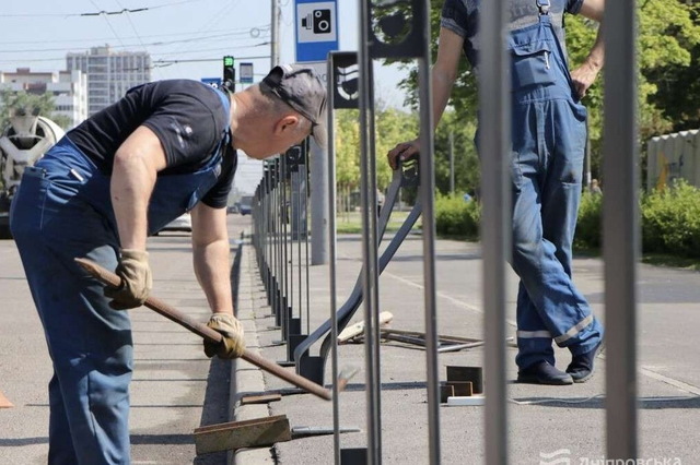 У Дніпрі встановлять 275 антипаркувальних стовпчиків за 1,44 млн грн