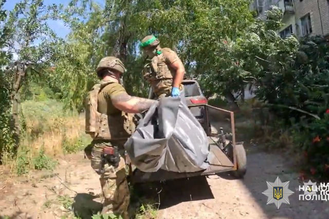 «Белые ангелы» эвакуировали тела умерших жителей из разрушенной Просяной: люди до последнего отказывались уезжать